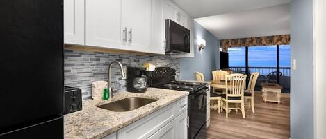 Køleskab, mikrobølgeovn, ovn, kogeplade