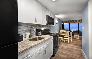 Kjøleskap, mikrobølgeovn, ovn og kokeplater