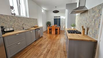 Kjøleskap, mikrobølgeovn, ovn og kokeplater