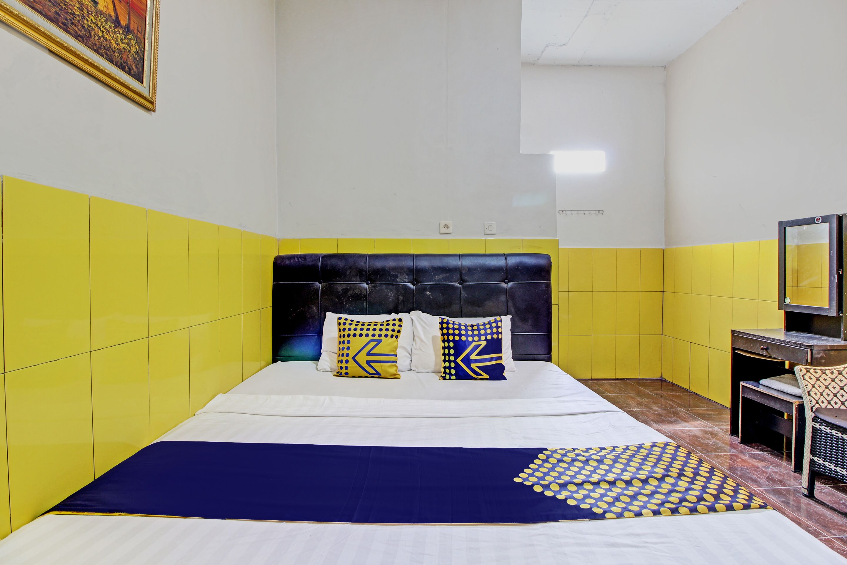 Ein Hotelzimmer mit einem Bett, einem Schreibtisch und einem Stuhl.