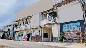 A multi-story building with a sign for 'Hotel Bagus Jaya'. - Hotel O Bagus Jaya Hotel (Ambarawa)