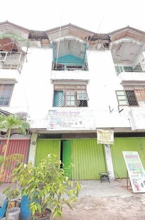 Front of property - Hotel O Joyoakis 2 Homestay SyariahNearMall Nagoya Hill (Batam)
