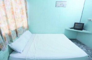 Basic Double Room | Bed sheets - Hotel O Joyoakis 2 Homestay SyariahNearMall Nagoya Hill (Batam)