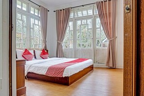 Dobbeltrom – standard | Skrivebord for bærbar PC, wi-fi (inkludert) og sengetøy