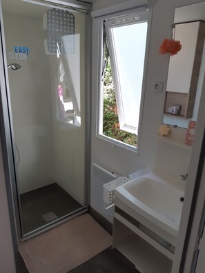 Een douche, een haardroger, handdoeken, zeep