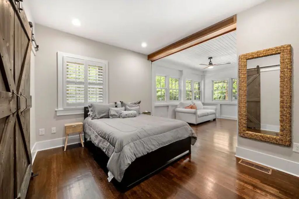 5 bedrooms, iron/ironing board, WiFi, bed sheets