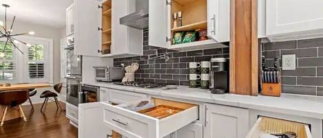 Micro-ondes, four, plaque de cuisson, lave-vaisselle