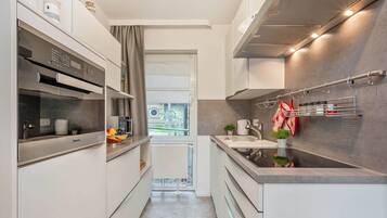 Refrigerador, microondas, horno, placa de cocina