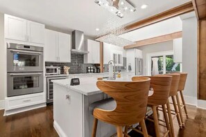 Een koelkast, een magnetron, een vaatwasser