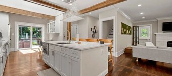 ᴥ Luxury Houses Free Parking! Pool! Pet Friendly ᴥ
