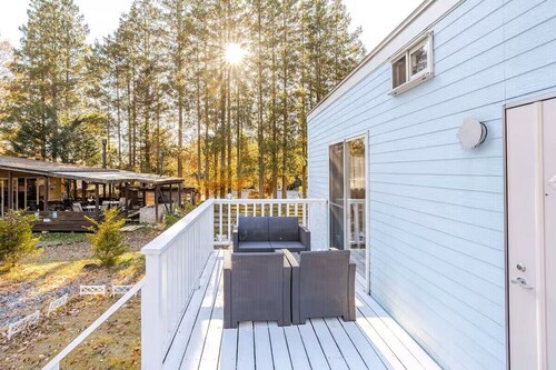 ``Sola'' A trailer house hotel where you can stay with your pet and your family.