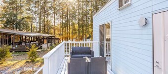 ``Sola'' A trailer house hotel where you can stay with your pet and your family.