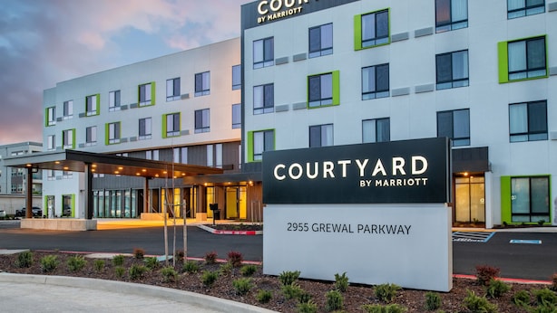 Un hôtel moderne avec une enseigne indiquant « COURTYARD BY MARRIOTT », situé au 2955, Grewal Parkway.