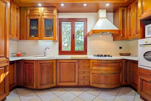 Frigorifero, microonde, forno, piano cottura