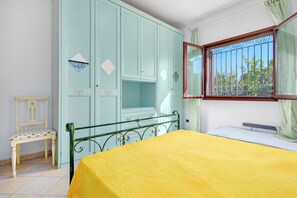 2 عدّة غرف نوم ومكواة/لوح كي وملاءات أسرّة