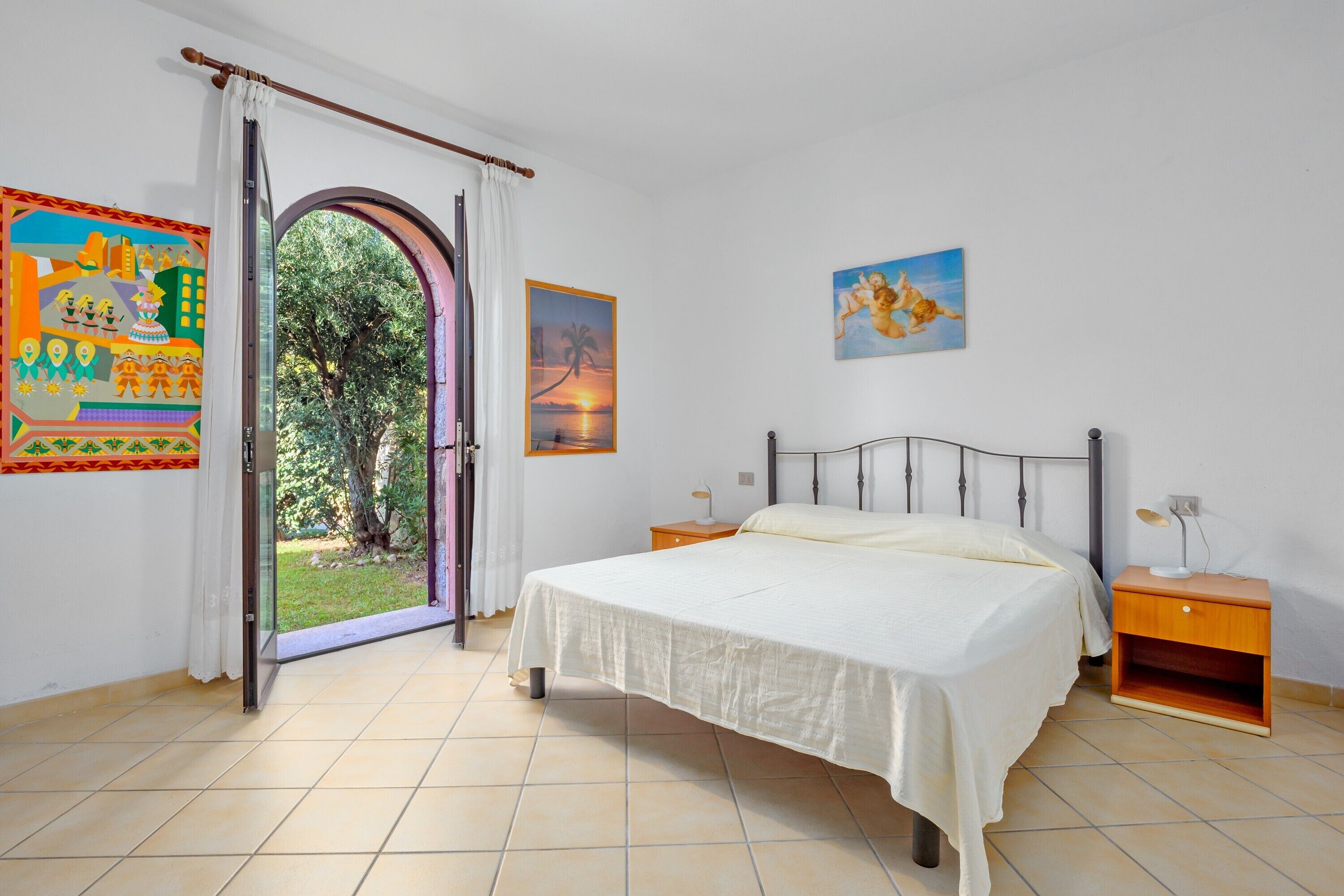 2 bedrooms, bed sheets