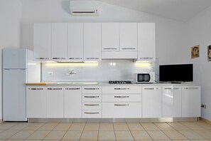 Jääkaappi, mikroaaltouuni, liesi, keittoastiat/astiat/ruokailuvälineet