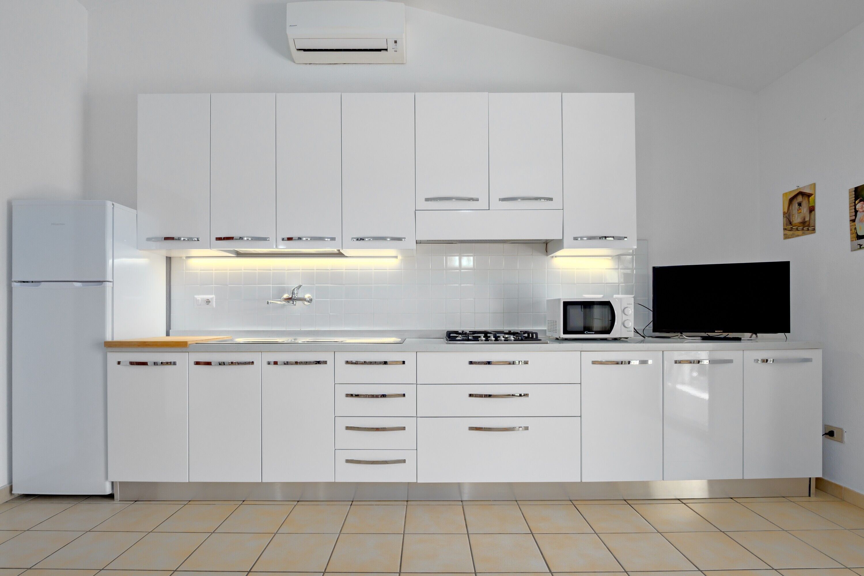 Réfrigérateur, micro-ondes, plaque de cuisson