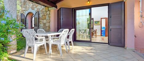 تناول الطعام بالخارج