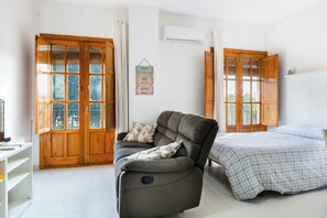 1 bedroom, iron/ironing board, free WiFi, bed sheets - Apartment 'A 2 minutos de la Alameda' with Wi-Fi and Air Conditioning (Sevilla)