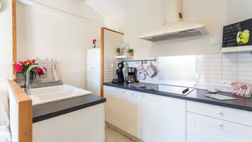 KĂŒhlschrank, Mikrowelle, Ofen, Herdplatte