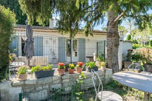 Outdoor dining - Vacation Apartment "Agréable A La Campagne" with Private Pool, Private Terrace and Wi-Fi (Saint-Rémy-de-Provence)
