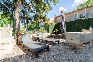 Outdoor dining - Vacation Apartment "Agréable A La Campagne" with Private Pool, Private Terrace and Wi-Fi (Saint-Rémy-de-Provence)