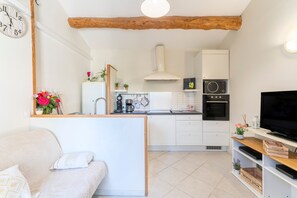 Een televisie en een tafeltennistafel