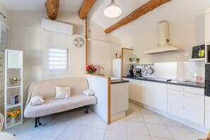 Een televisie en een tafeltennistafel