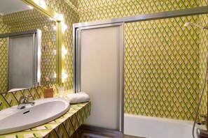 Badewanne, Haartrockner, Handtücher