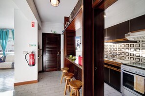 Kylskåp, mikrovågsugn, ugn och spishäll