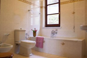 Baignoire, séchoir à cheveux, serviettes fournies