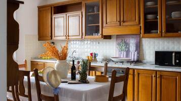 冰箱、微波炉、烤箱、炉灶