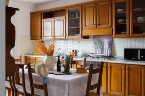 Fridge, microwave, oven, stovetop - Holiday Home "Villa Gli Ulivi" with Mountain View, Private Pool and Wi-Fi (Fivizzano)