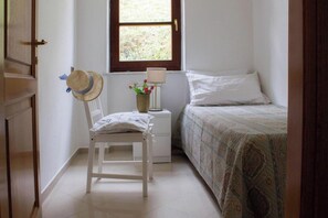 6 bedrooms, iron/ironing board, free WiFi, bed sheets