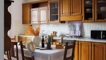 Frigorifero, microonde, forno, piano cottura