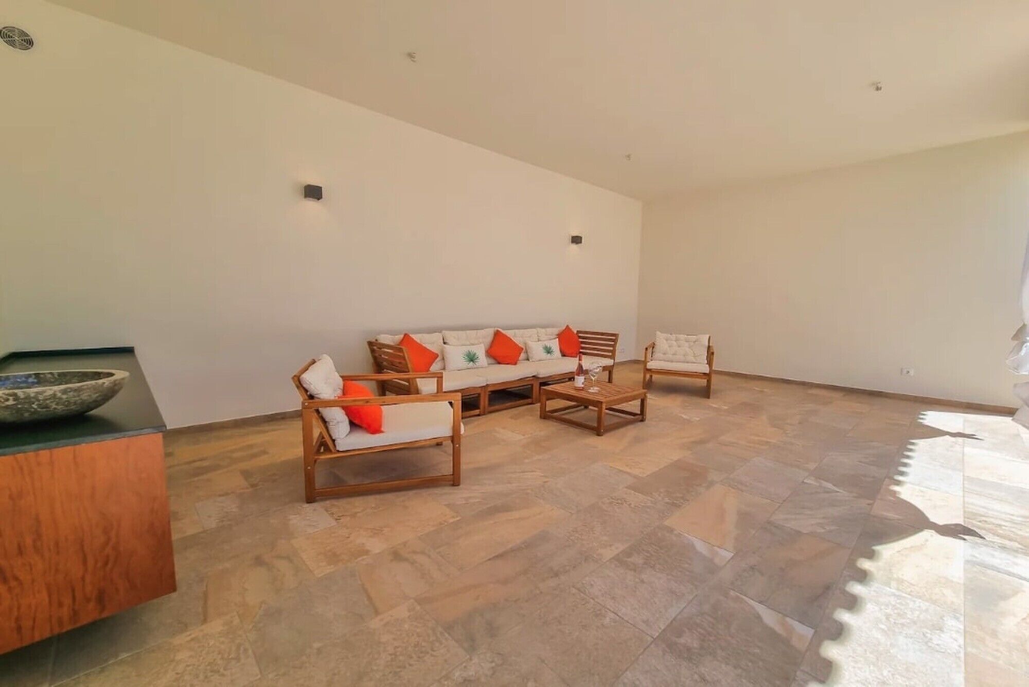 Télévision, cheminée, table de tennis de table