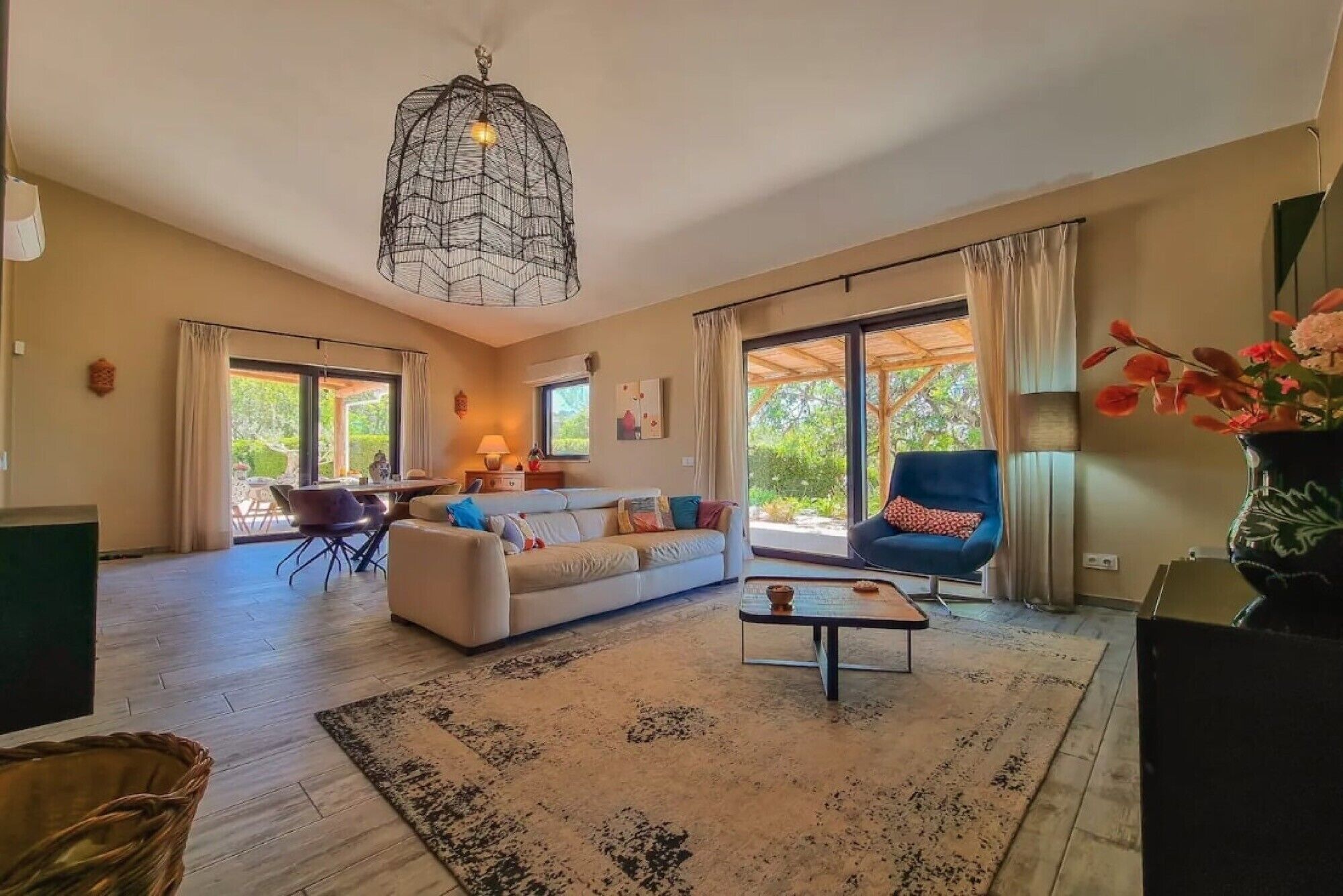 Fernseher, Kamin, Tischtennisplatte