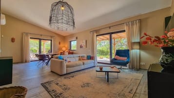 Fernseher, Kamin, Tischtennisplatte