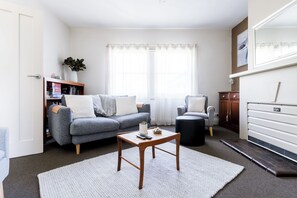 Smart TV, books - Homely Cottage: Near the City, Wi-Fi & Parking (Newstead)