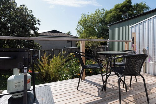 Homely Cottage: Near the City, Wi-Fi & Parking