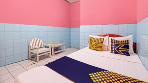 A room with a bed, a chair, and a small table. - Hotel O 4 Saudara Hotel (Ambarawa)