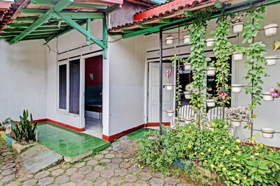 SPOT ON 92791 4 Saudara Hotel