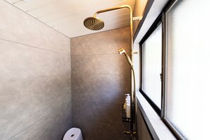 Casa conforto | Banheiro | Chuveiro, produtos de toalete grátis, secador de cabelo, bidê