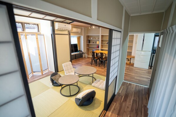 Un interior moderno con esteras de tatami, un comedor y una cocina.