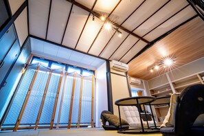 Maison Confort | Salle de bain | Douche, articles de toilette (gratuits), séchoir à cheveux, bidet