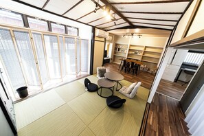 Un espacio habitable compacto con cocina, comedor y zona de estar.