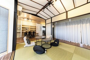 Casa Confort | Área de sala de estar | Televisión de pantalla plana de 50 pulgadas con canales digitales 