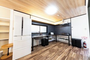 Maison Confort | Cuisine privée | Réfrigérateur grande capacité avec congélateur, four à micro-ondes