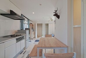 Fridge, microwave, stovetop, coffee/tea maker - There are 1 bed room with 2 double beds (Tokyo)